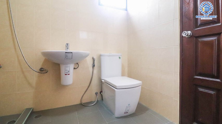 *****ทาวน์เฮ้าส์มือสองย่านนนทบุรี ม.ทิพย์นคร กรุงเทพ-นนทบุรี หลังมุม! เนื้อที่เยอะแบบจัดเต็มถึง 39 ตร.ว. ฟังก์ชัน 3 ห้องนอน 2 ห้องน้ำ 3 ที่จอดรถ บนทำเลเดินทางสะดวก เพียง 550 เมตรก็ถึงรถไฟฟ้าสายสีม่วง "สถานีแยกติวานนท์" และทางด่วน "งามวงศ์วาน" ห้ามพลาด!